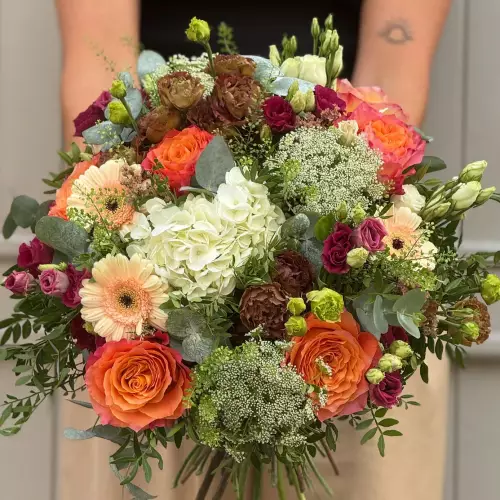 Grand bouquet rond Grande Marée : roses orange, hortensia blanc, gerberas pêche, mini-roses bordeaux et ammi