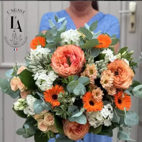 Bouquet Soleil couchant : roses de jardin pêche, gerberas orange, phlox blanc et eucalyptus