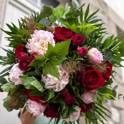 Bouquet Belle Saison : pivoines roses, roses rouges, feuille de palmier et cotinus