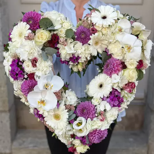 Cœur de deuil en gerberas et roses blancs, orchidées phalaenopsis et dahlias violets