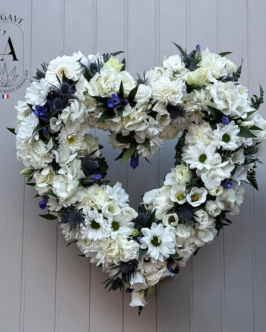 Cœur de fleurs blanches et de chardons bleus